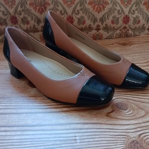 *SPRING SALE* Two-tone Trotters brand block heel pumps